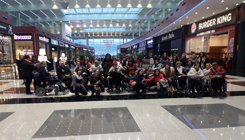 Fotografía en el interior del centro comercial Nevada Shopping de las personas participantes en la tarde de rebajas
