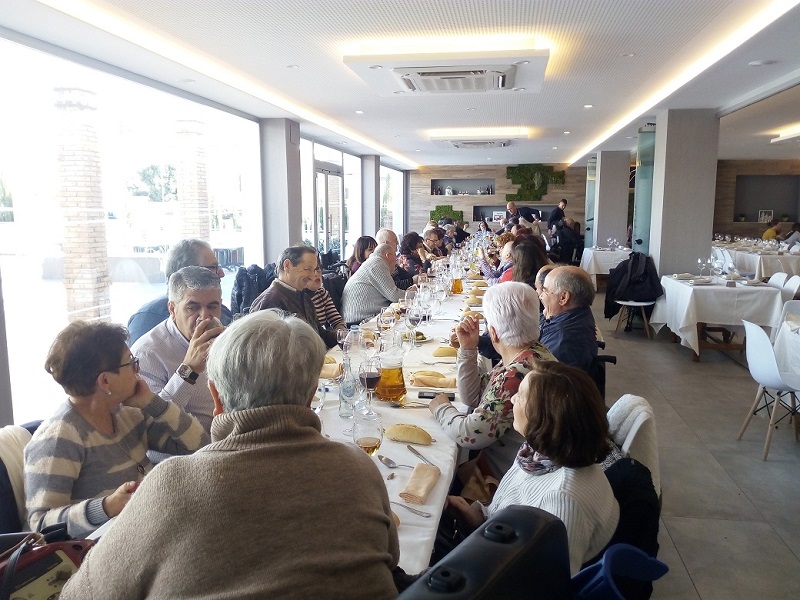 Fotografía de los participantes en la actividad: Olla de San Antón. Disfrutando de la comida