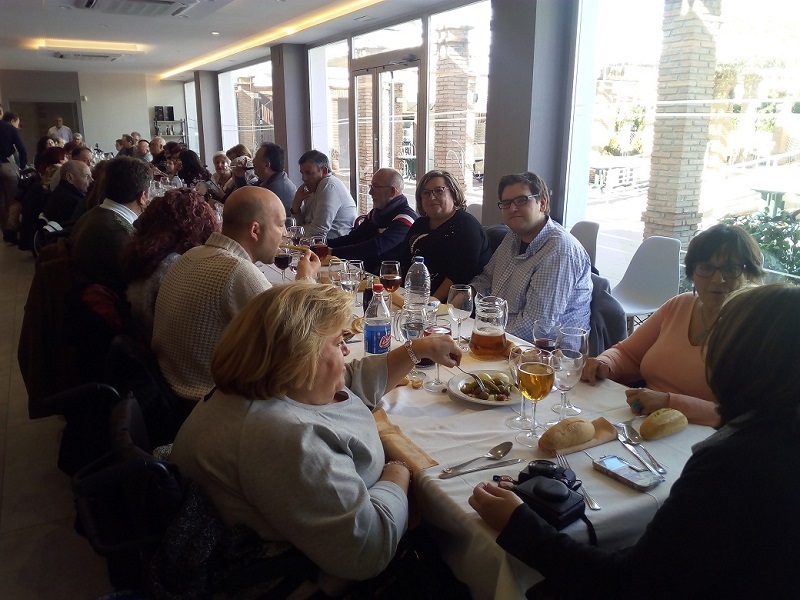 Fotografía de los participantes en la actividad: Olla de San Antón. Durante la comida