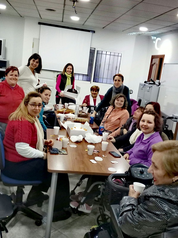 Fotografía del grupo Mujer de ASPAYM Granada participantes en la merienda, durante el desarrollo de la misma