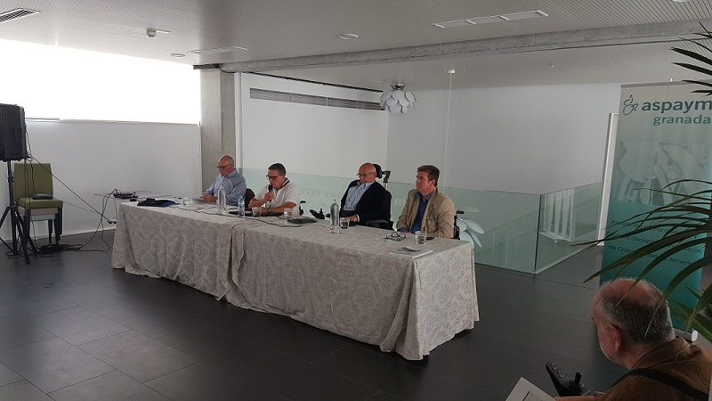 Fotografía de la mesa presidencias en la Asamblea