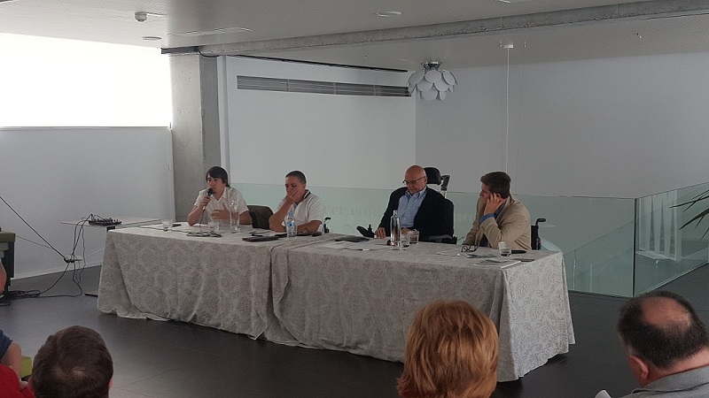 Fotografía de la mesa presidencial en la Asamblea