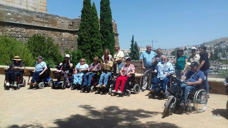 Socios de ASPAYM en su visita a la Alhambra