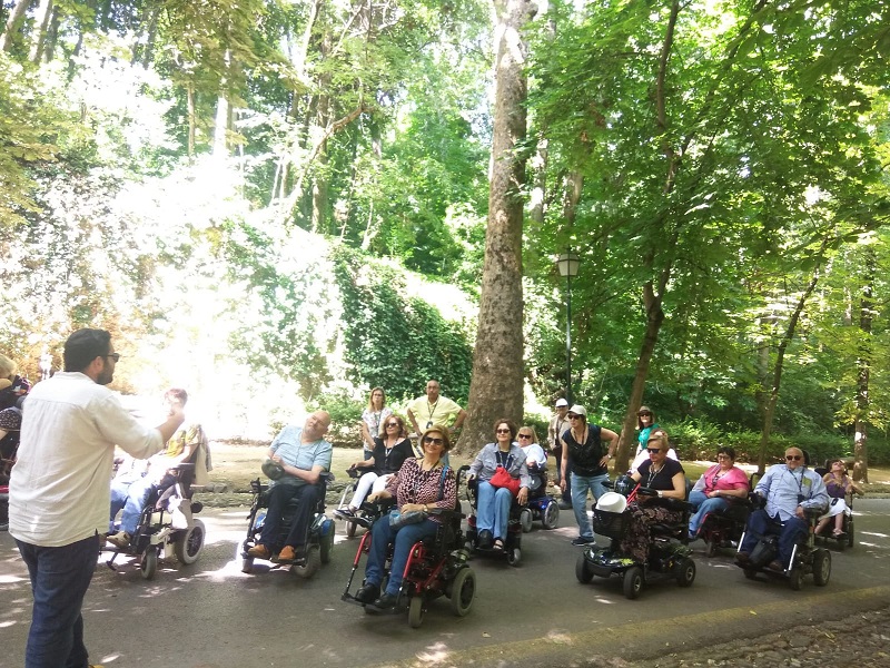 Socios de ASPAYM en su visita a la Alhambra