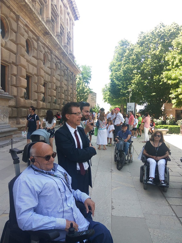 Socios de ASPAYM en su visita a la Alhambra