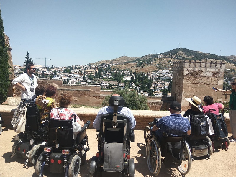 Socios de ASPAYM en su visita a la Alhambra