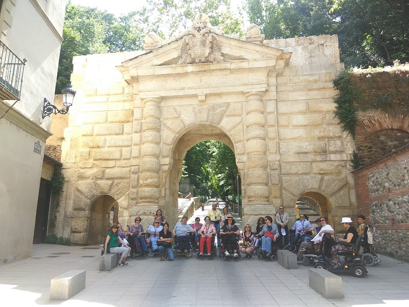 Socios de ASPAYM en su visita a la Alhambra