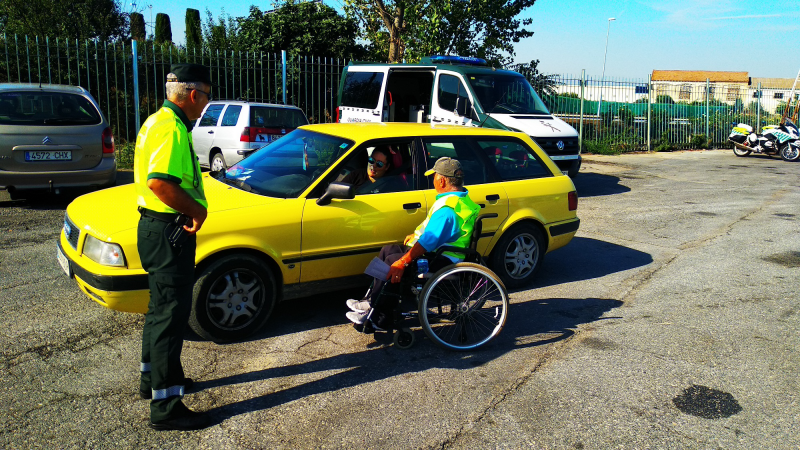 Fotografía de la campaña. Voluntario en silla de ruedas informando a un automovilista