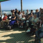 Socios/as de ASPAYM Granada disfrutan de un día de playa en Torrenueva